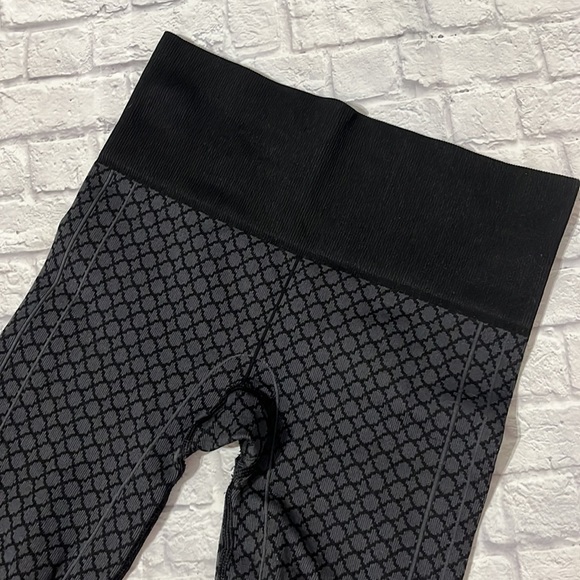 lululemon “In The Flow II” Seamless Crop, Size 2 - Picture 7 of 12